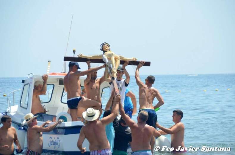 Momento en que se emcarca al Cristo de Ojos de Garza (Foto Francisco Javier Santana)
